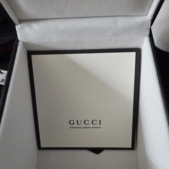 Gucci Black and Silver Watch with Red and Green Accents. - Picture 4 of 6